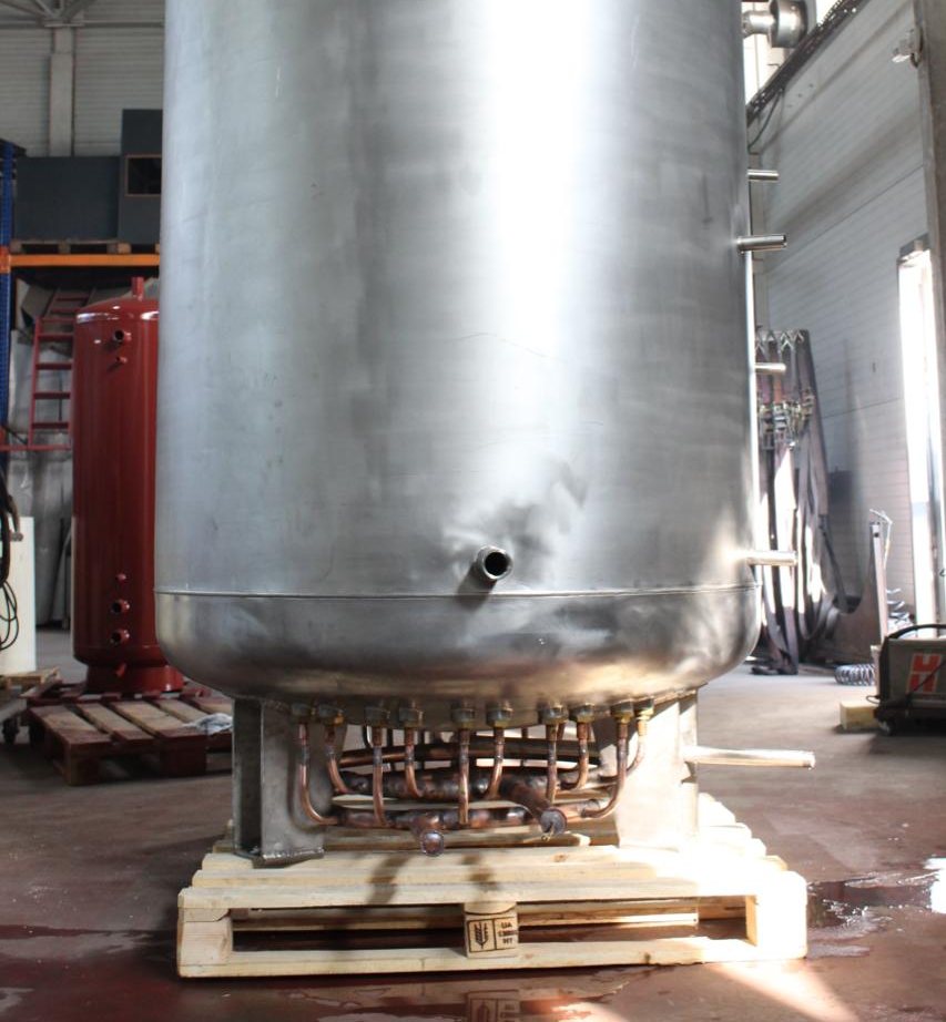 Stainless steel tank body in production