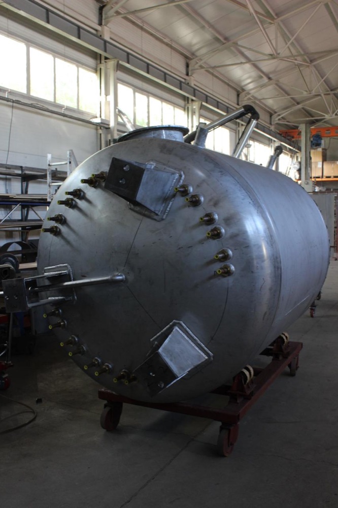Welded tank connections